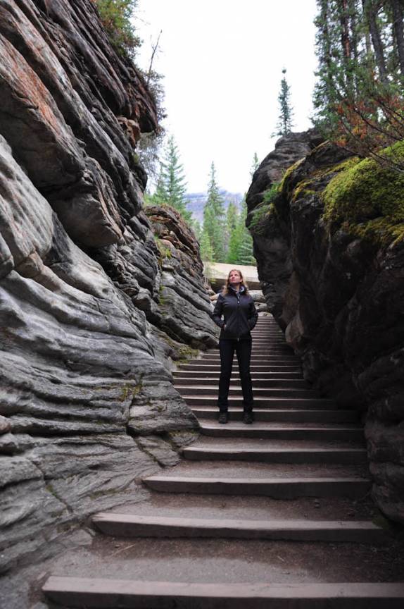 Atravessando antigo canyon criado (e abandonado) pelo rio, em Athabasca Falls, no Jasper National Park, em Alberta, no Canadá